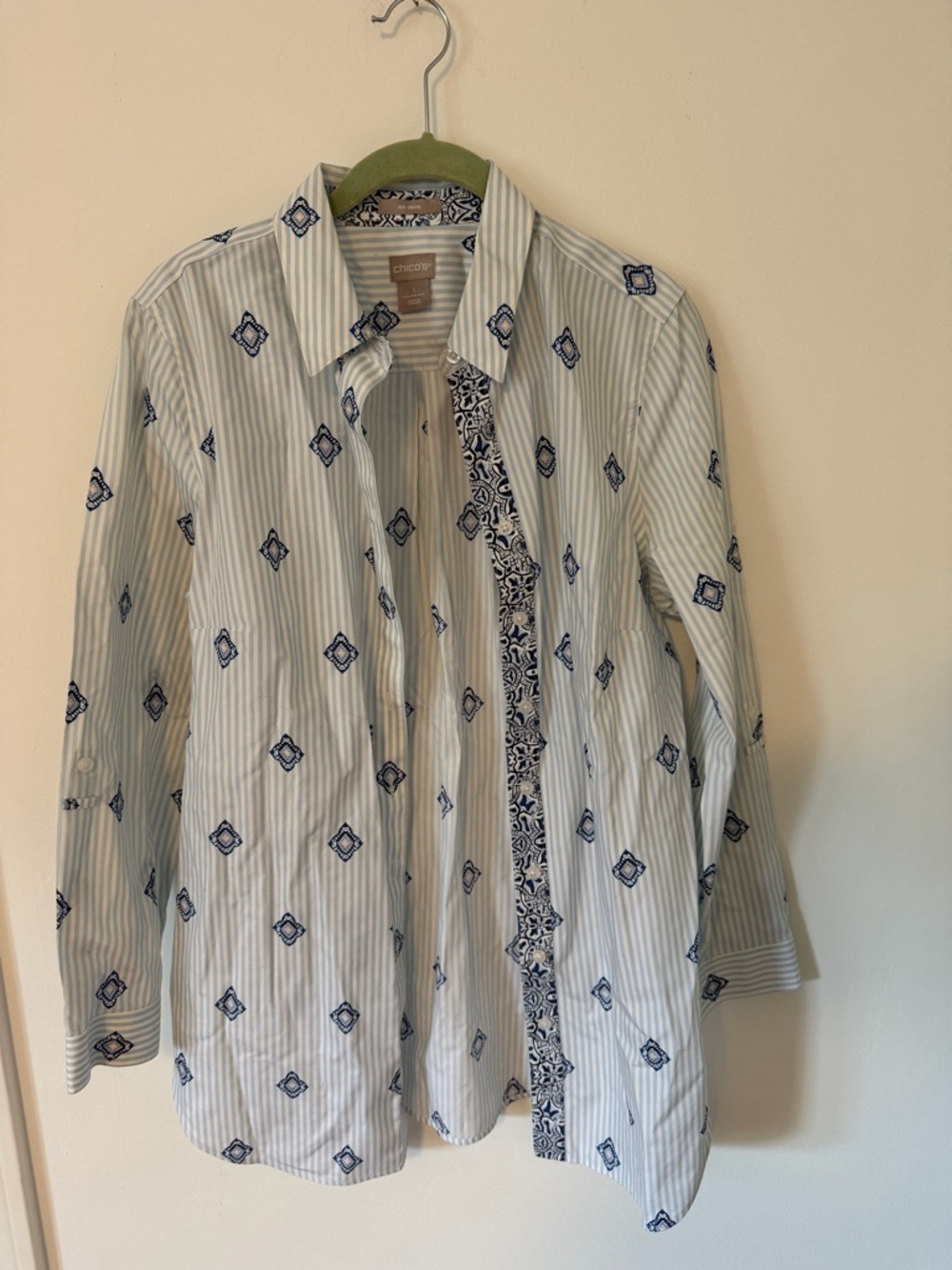 Chico's White and Blue Patterned Button-Up Shirt size 1 medium